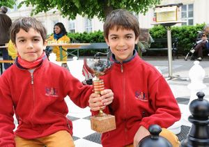 Arian und Sasan Hoseini mit dem Pokal